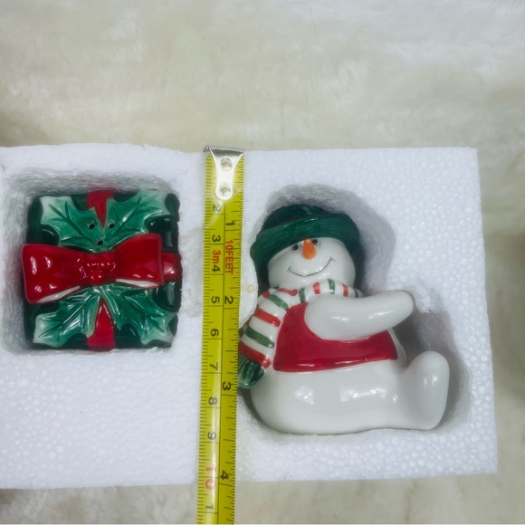Fitz and Floyd Salt and Pepper Shaker Snowman and Present - Picture 5 of 8